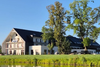 Hotel na Mazurach - Natural Hotel w Rezerwacie przy plaży na wyspie, idealny na eventy w plenerze i konferencje!